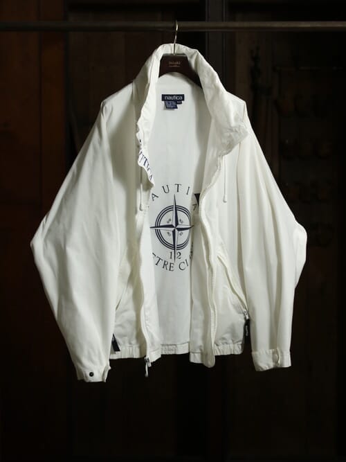 A voluminous white jacket. If you want to wear light outerwear in a mischievous way, this is the one.