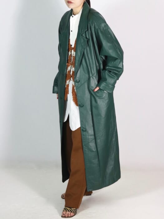 Even the beige tribe will be surprised. Make spring your own with a leather coat that is full of depth and richness.