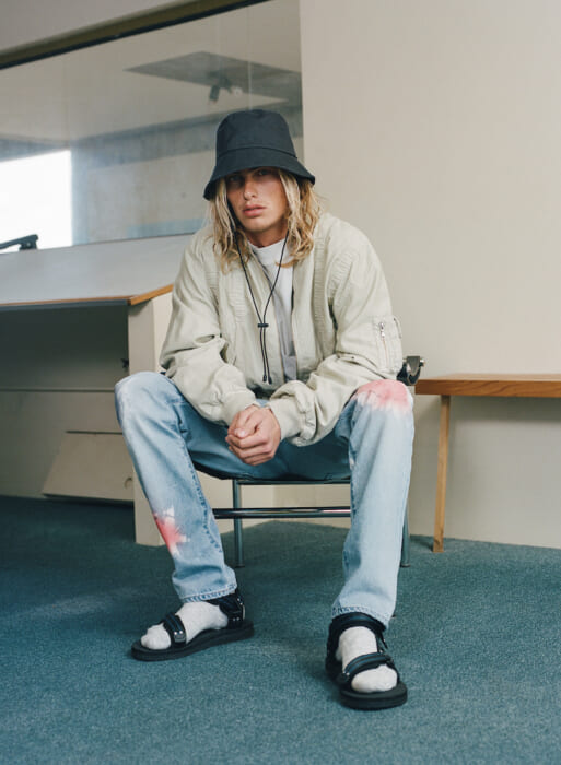 明日、ジョン・エリオットとスイコックから、魔物的なサンダルが発売されます。この2足、夏の運命を握っているかもしれません。