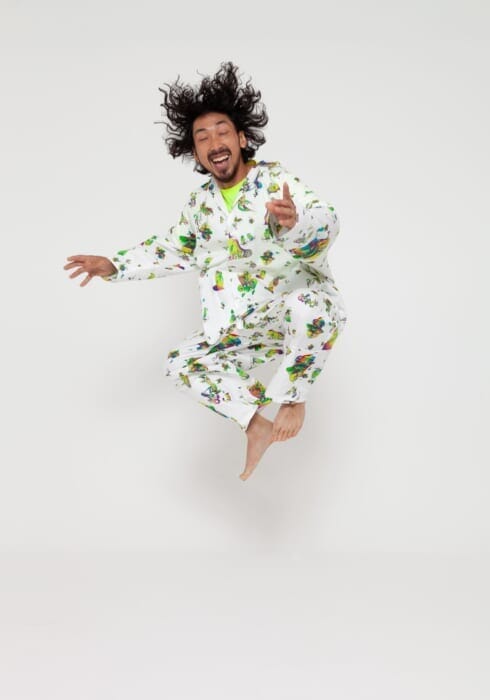 眠りの海に、奇怪なアートがかちこみ！ボアダムスのフロントマン∈Y∋が、ノウハウのパジャマに理想の睡眠のカタチを描いちゃいました。