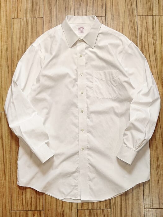 A white shirt with a white belt selected by a white belt of white shirts. It is a prestigious quality product.