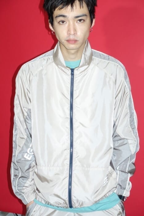 A full-length apparel line by a basketball brand. Egozaru EX debuts with a solid presence on the streets.