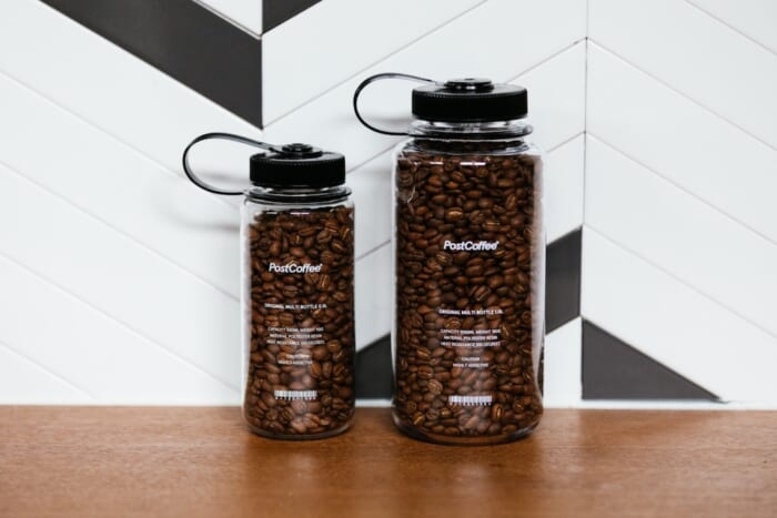 サブスクサービスのポストコーヒーから発売される、コーヒーが似合うナルゲンボトル。