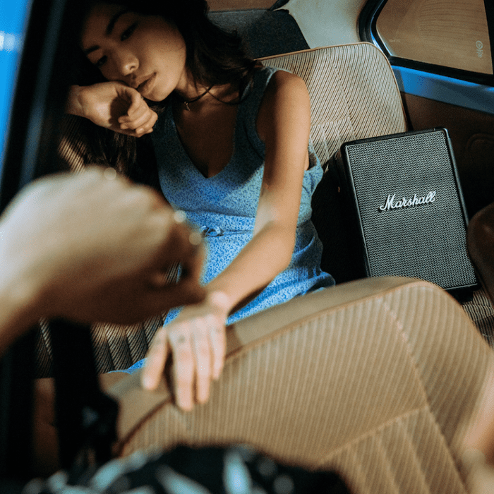 パワフルなサウンドを、いつでもどこでも。マーシャルのポータブルスピーカーは空間を音楽で満たします。