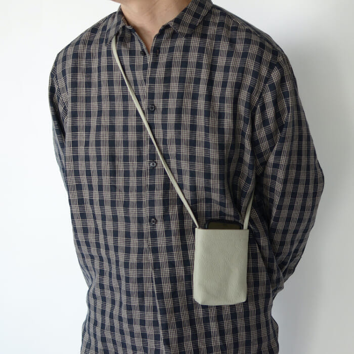 夏の軽装にプラスα。スティル バイ ハンドの小粋なレザー小物で、単調なスタイルにリズムを。