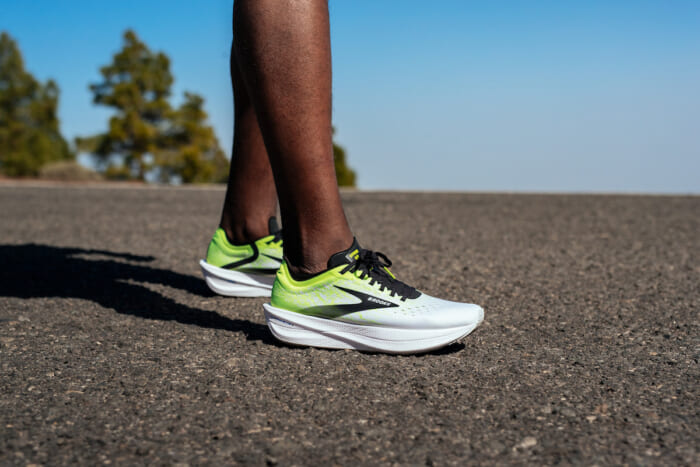 人との差別化を図るなら、ここ。全米シェアNO.1を誇るブルックスの渾身の一足に、ニューカラーが仲間入り。