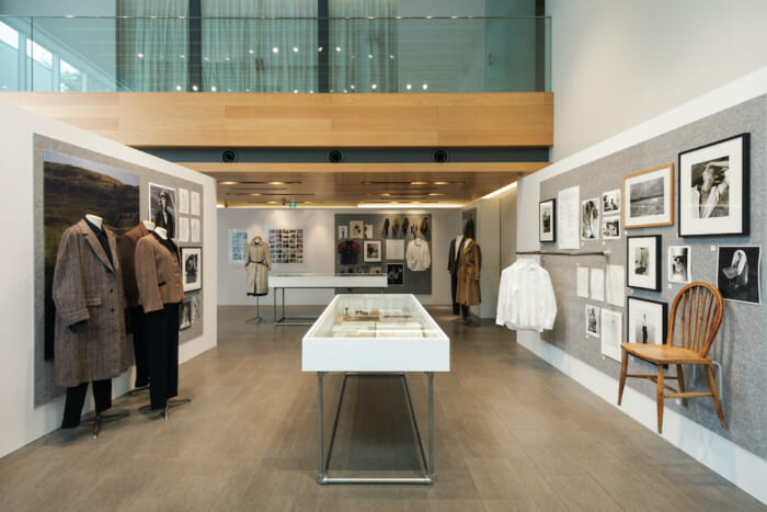 時代は巡れど、変わらぬ信念。マーガレット・ハウエルの50周年を祝うエキシビジョンが開催中。その軌跡をいっしょに辿りましょう。