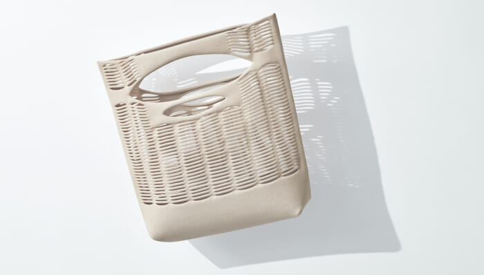 Good Goods ISSEY MIYAKE's new bag is created from a single thread. Even a small outing will be fun.