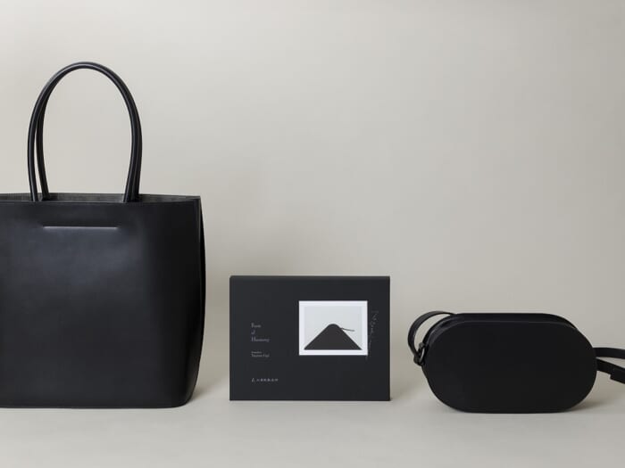 黒が生み出す温もりと奥行きとは？ その答えは、土屋鞄製造所と藤井保によるコラボ作品集にて。