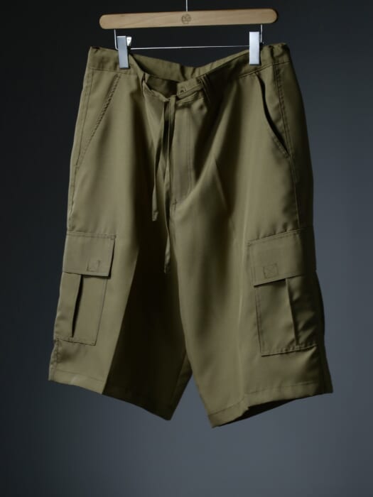 Elegant and rugged cargo shorts for adults to wear.