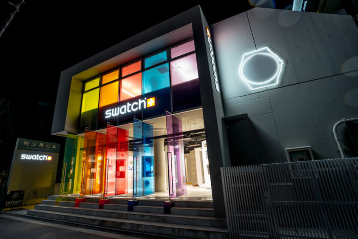 スイス発の時計ブランド「スウォッチ」が、原宿にフラッグシップストアを堂々オープン。近未来空間で、あなたの未来を刻む腕時計を見つけてください。