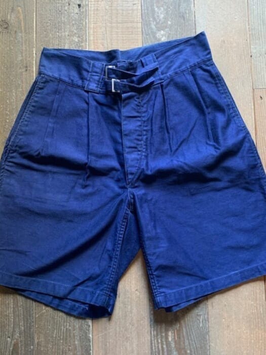 大人の短パンコーデに、イタリア軍のグルカショーツ。