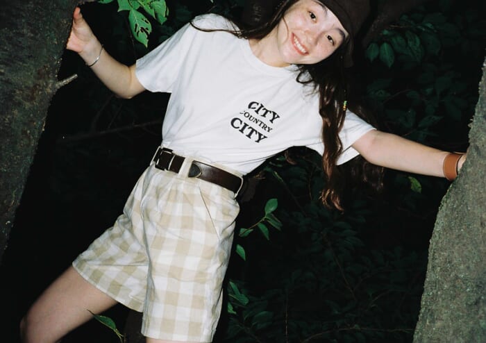 インスタグラムで謎の投稿を続けるシティー カントリー シティーが、レーベルとして初となるTシャツをリリース。
