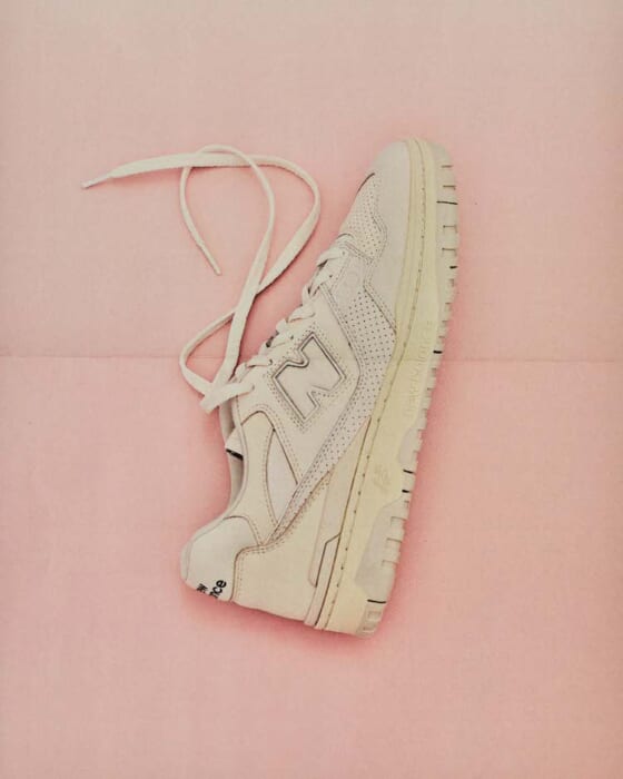 オーラリーとニューバランスのつくるバッシュには、躍動感と柔和なカラー。そしてエスプリが欠かせません。