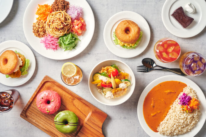 スタート3ヶ月で早くも5店舗目！話題のプラントベースドフードブランド、トゥーフーズの新店が麻布十番にオープン。