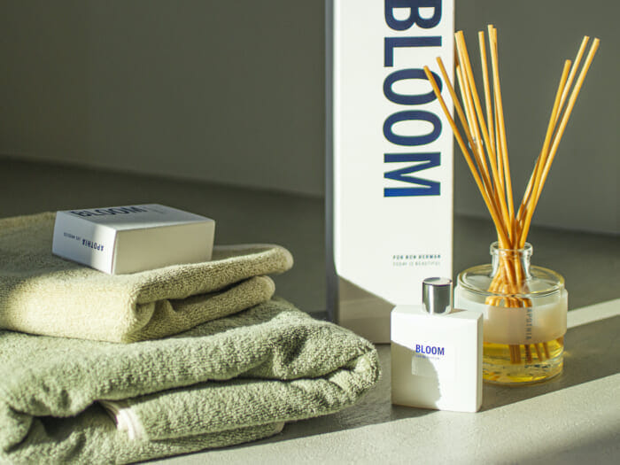 ロンハーマンとアポーシアの12年にわたる絆が香りに。心地よさと、発見に満ちた暮らしを叶えてくれます。