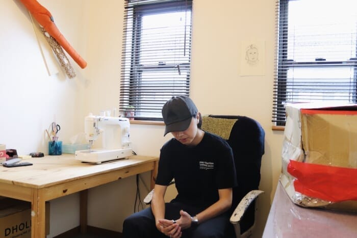 【FOCUS IT.】服と椅子でアートをつくるKOTA KAWAI。彼は服の可能性を探るのか、サスティナブル思想へ警笛を鳴らすのか。