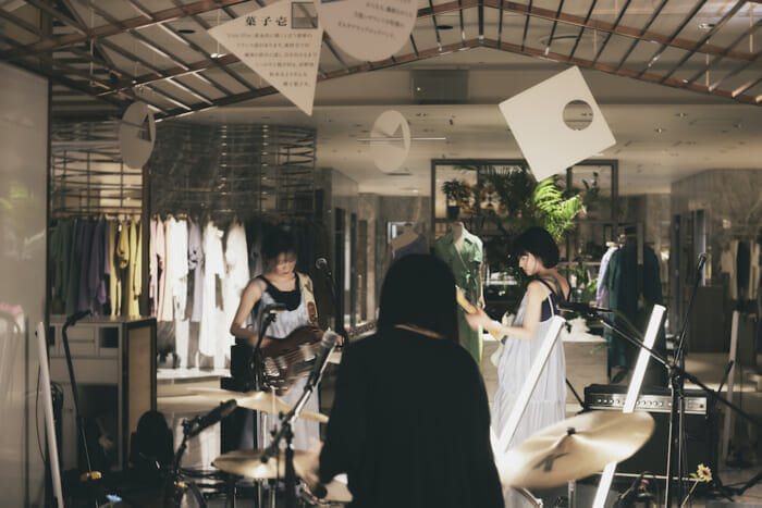 【FOCUS IT.】伊勢丹新宿とセッションを奏でる羊文学。オンラインライブの裏側から見た、カルチャーとのコンタクト。