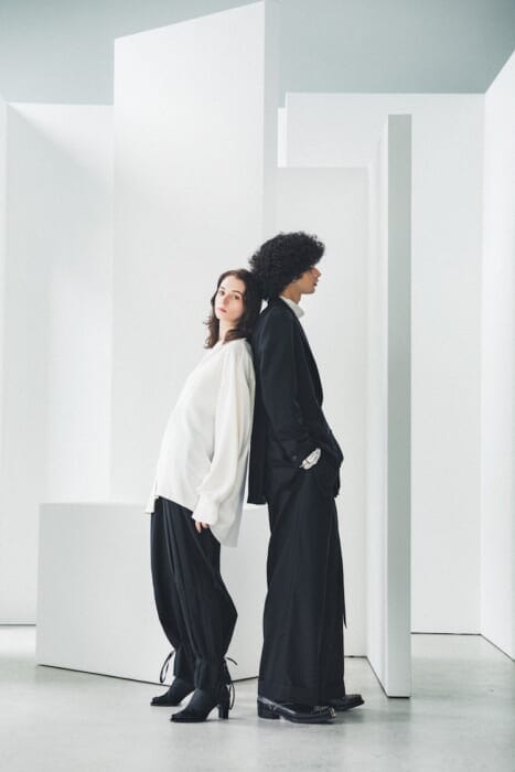 A new brand, LINEAU, debuts from Tokyo Base. The brand offers genderless wear that stands out with its vivid coloring.