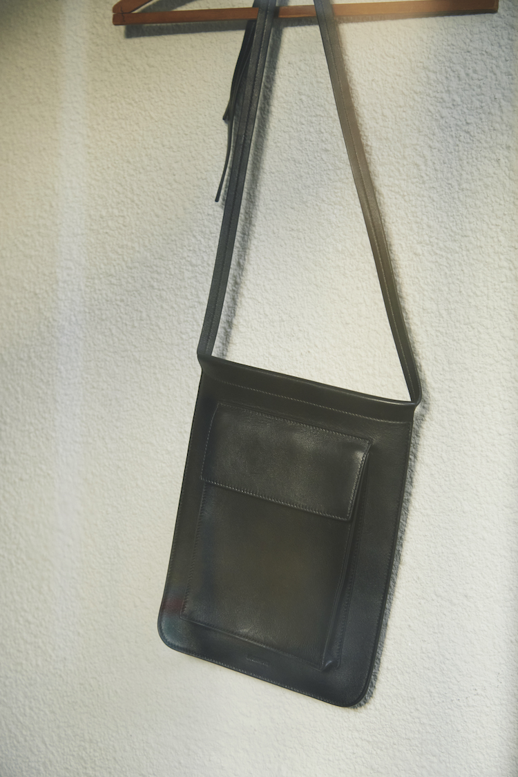 連載「憧れの逸品」No.210 “用の美” を思わせるジル サンダーのバッグ。 | NEWS | HOUYHNHNM（フイナム）