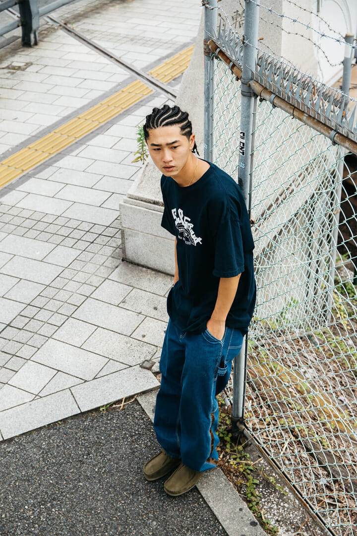 自身のスタイルに合わせて自由に履きこなす。東京ストリートとワラビー 
