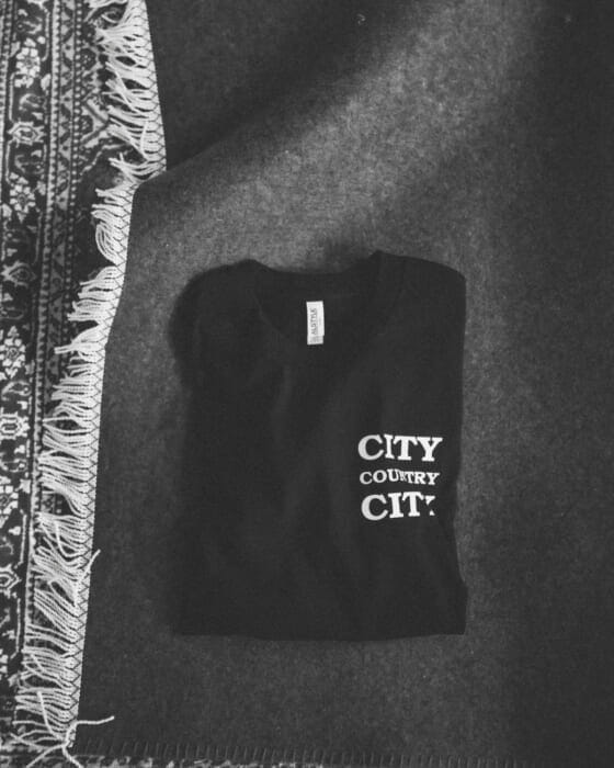 知る人ぞ知るアノニマスなブランドより、即完売したTシャツのブラックバージョンが登場。