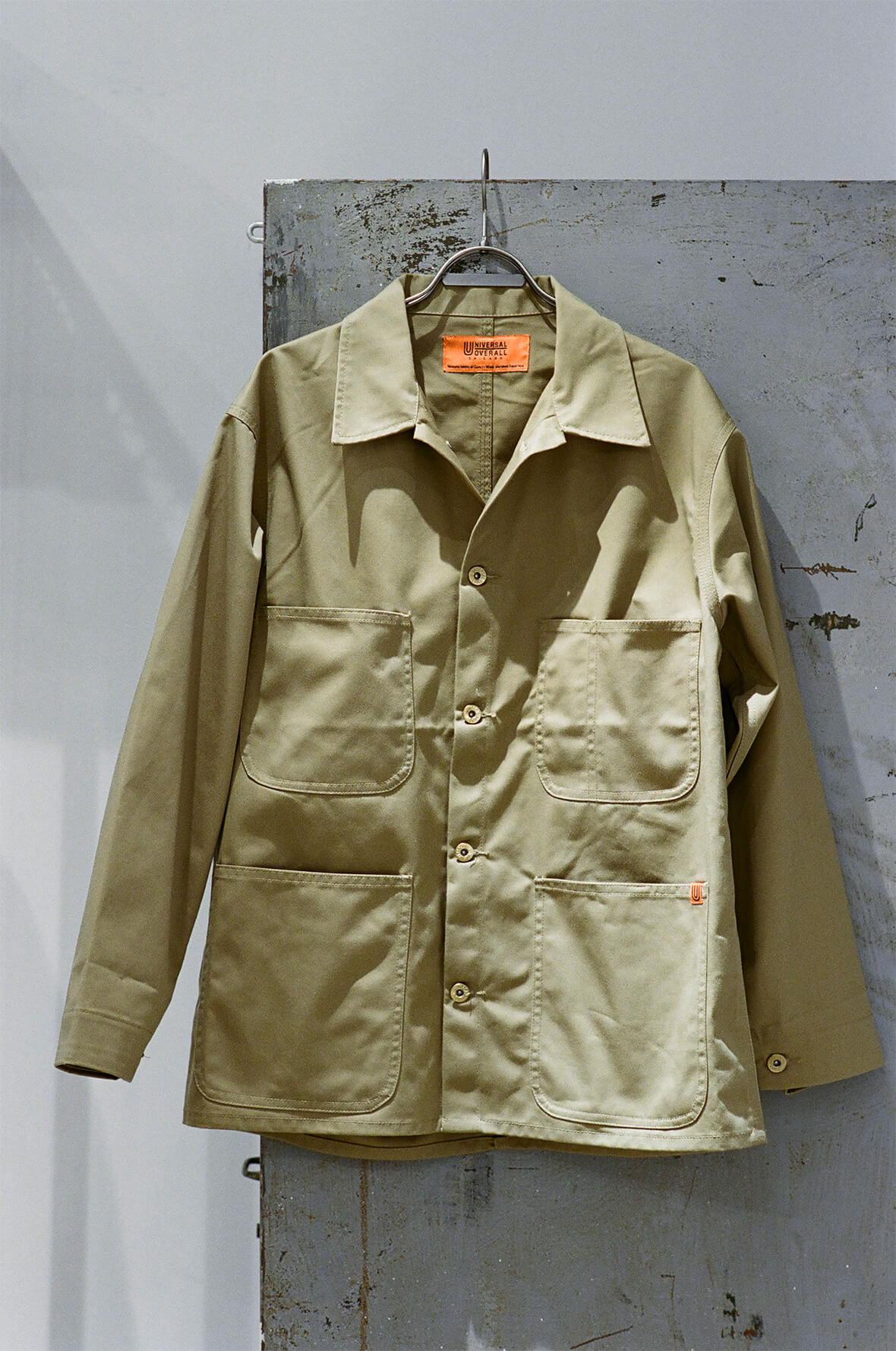 A discussion on UNIVERSAL OVERALL. Yamada Ryota looks at coveralls