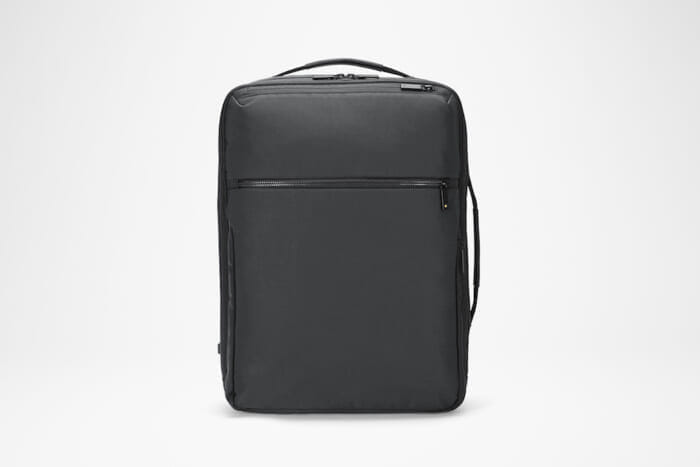 こんな時代でも通勤している皆さま、お疲れさまです。はじめまして、新時代のビジネスバッグです。