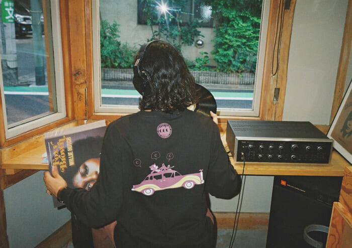 今回も即完売、間違いなし。謎に包まれたブランドによるポップでコミカルなロンＴ、明日発売です。