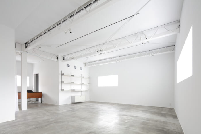 神宮前の閑静な住宅街にギャラリー、白紙がオープン。グラフペーパーのショップづくりに通ずるミニマルな空間に。