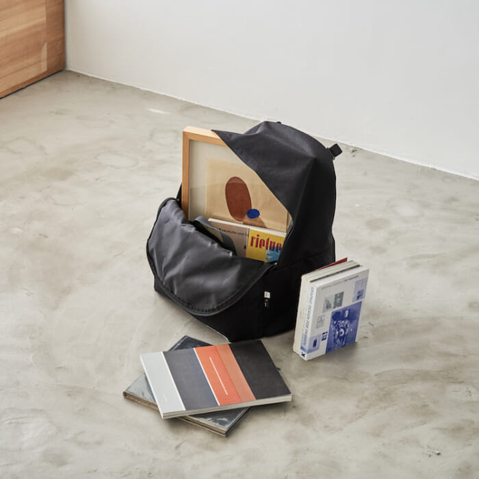 レコード専用の小粋なバックパック。なんとAOR、フレッシュサービス、アウトドアプロダクツの豪華トリプルネームです。