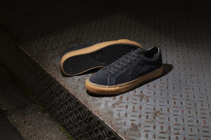 スケータースタイルをちょっとだけ上品な方向へ。コンバースからオールブラック+ガムソールが登場です。