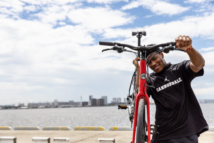 八村塁とキャノンデールによるシグネチャーバイクがお目見え。貴重なサイン入りグッズがもらえるプレゼントキャンペーンも開催されます。