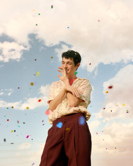 Photographer Akira Honda presents an exhibition of photographs. A page from the youth of these young men and women is captured.