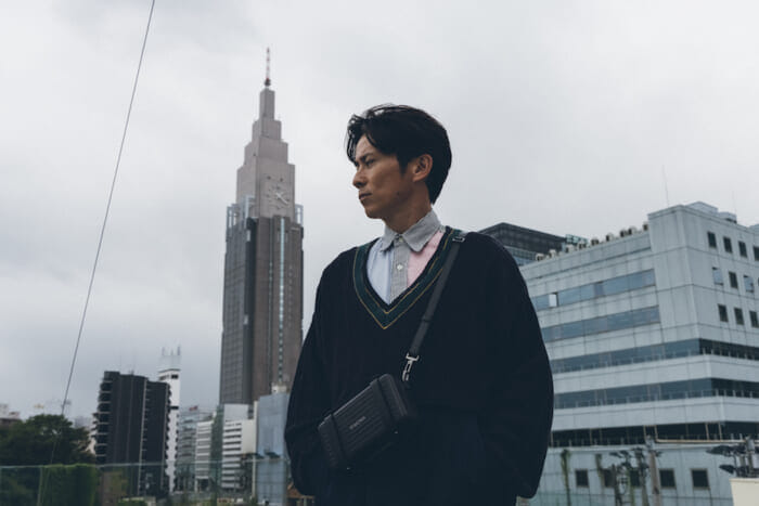 芸人・藤森慎吾がメガネを外して本音を語る。リモワのニュープロジェクト第五弾が公開。
