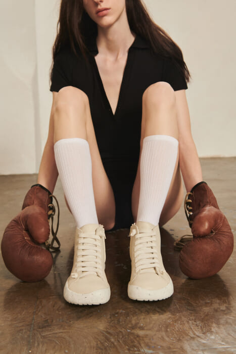 サスティナブルが、よりモダンさを加速させる。カンペールの定番モデル「PEU」シリーズに新作登場です。