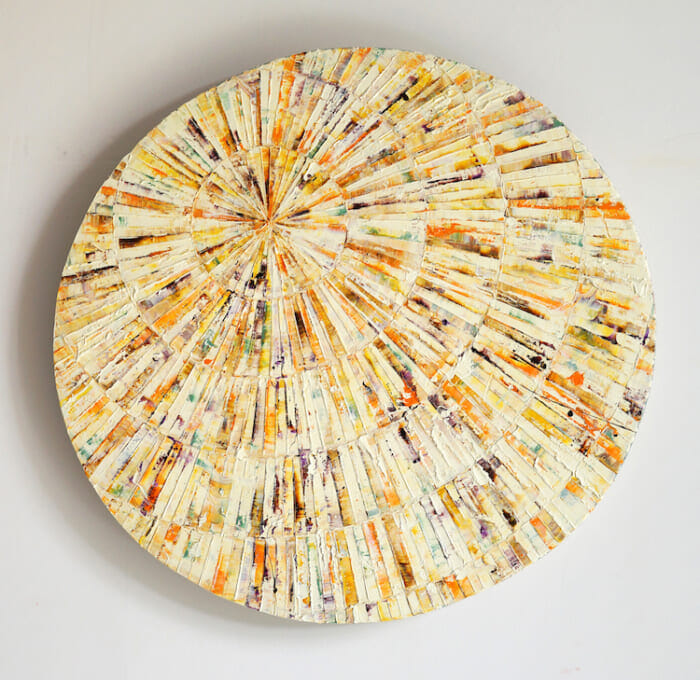 現代人に光あれ。カリグラファーの小泉遼が描く”後光”の個展『LUMINOUS』、開催中です。