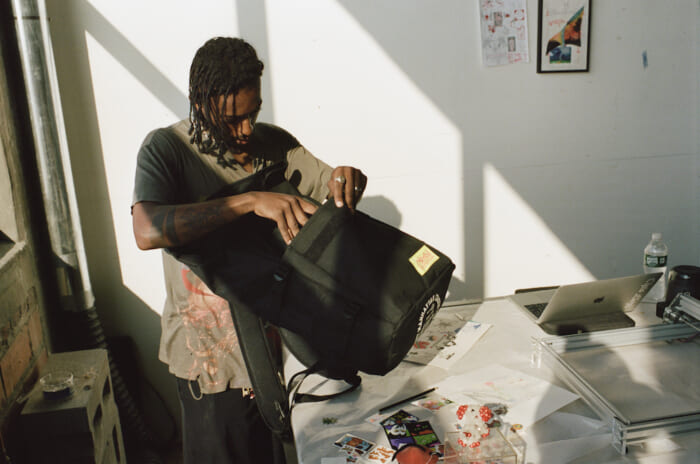 重くなりがちな秋冬の装いに、軽快なグラフィックを。ボトムで主張するマンハッタンポーテージの新作バッグ。