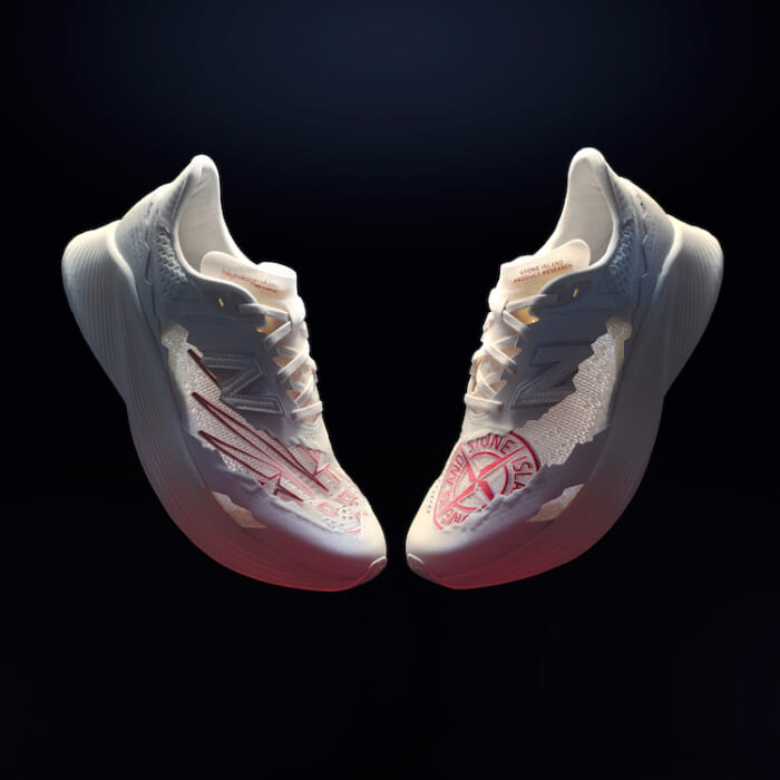 ストーンアイランドとニューバランスが歩む、壮大な歴史の第一章。奥底でたぎる両者の情熱は、一足のなかでせめぎ合い、そして同居しました。