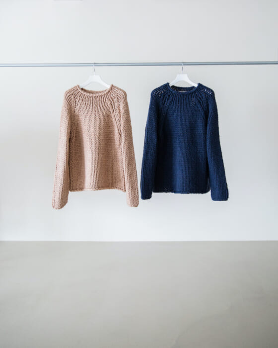 Silver and Gold presents a hand-knit item specially ordered by the hot brand Number. It is a warm and lightweight piece.