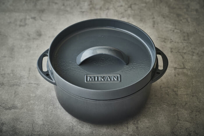 With the enamel Dutch oven developed by Orange, any dish can be momantized!