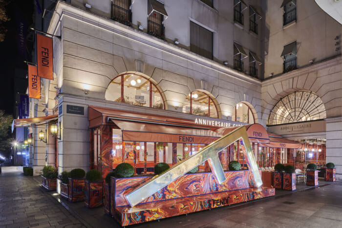 フェンディ カフェ バイ アニヴェルセルが今年もオープン。ホリデーシーズンに相応しい、心躍る空間に。