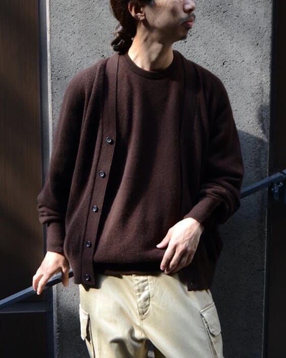 寒さがこたえる前に、1LDKとヘリルのカシミヤニットで冬支度を。