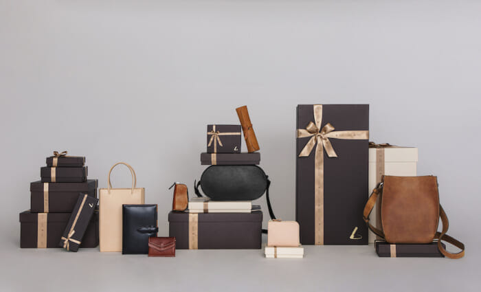 Holiday gifts are sure to be a hit at Tsuchiya Bag Factory. We have a wide lineup of high-quality and gorgeous leather accessories.