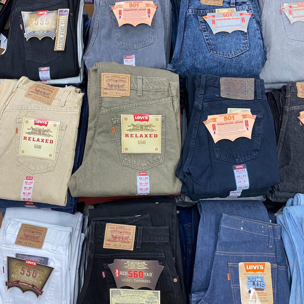 リーバイスを中心としたデッドストックのジーンズがドドンと1,000本大放出。デザートスノーで行われるミスタークリーンのポップアップショップに