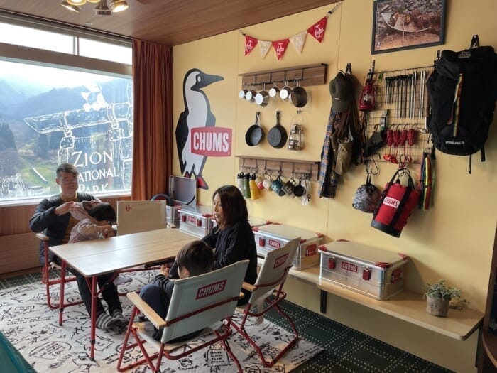 吹雪く外を眺めつつ、ぬくぬく室内キャンプ。苗場プリンスホテルとチャムスでこの冬、贅の限りを尽くします。