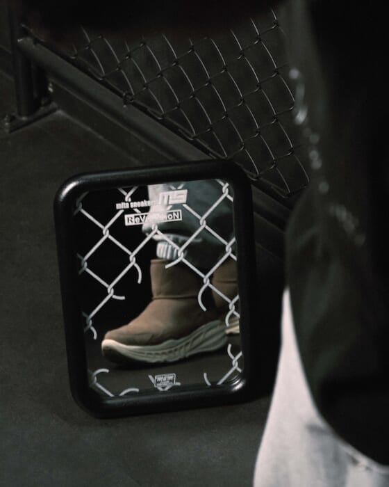 Sneakerheads' first buy candidate! This is a small, chic shoe mirror, specially ordered by Mitas Sneakers.