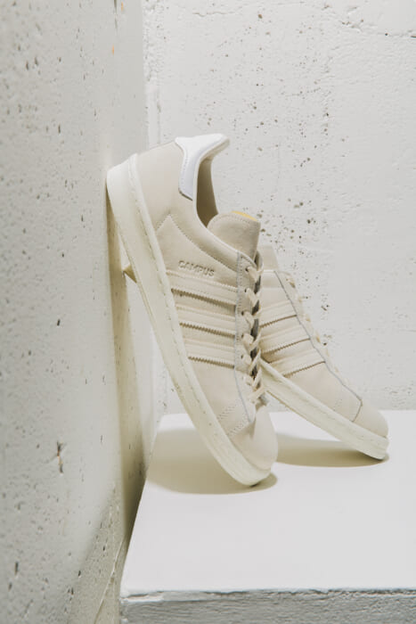 足元を小粋にくすませる春。アディダス オリジナルスとアーバンリサーチ、そしてアーバンリサーチ ドアーズのスニーカーが暖かい風を運んできます。