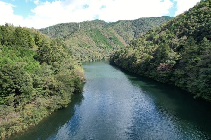 トレッキングロードが美術館に。高知県四万十町で、秘境の景色と多彩なアートが一挙に楽しめます。