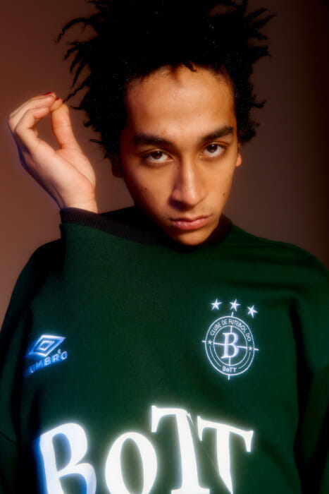 Football in everyday life. The collaboration coction of BOT and Umbro will be on sale in advance at BEAMS T Harajuku.